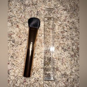 NWT tarte brush maneater" silk stick brush
high-performance naturals